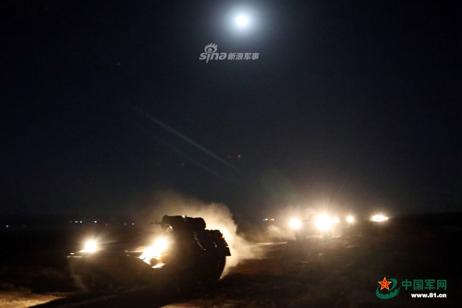 Đoàn xe tiếp tục di chuyển cả trong đêm tối để đảm bảo tới đích đúng thời gian hẹn trước. Nguồn ảnh: 81.CN.