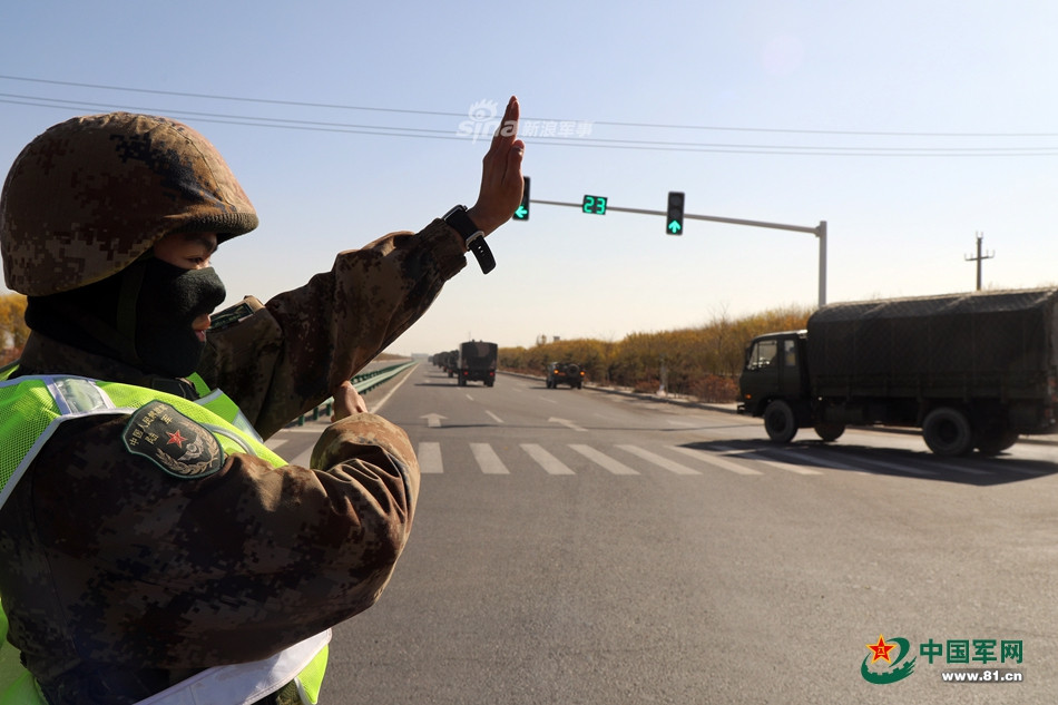 Sau khi nhận lệnh, các đơn vị thiết giáp tham gia tập trận lập tức di chuyển về điểm hẹn. Toàn bộ đường giao thông trong khu vực đều được phong toả để nhường đường cho đoàn xe quân sự. Nguồn ảnh: 81.CN.