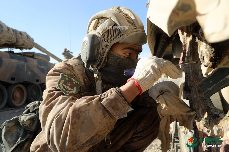 Độ cao lớn tới 4000 mét khiến người và phương tiện hoạt động không đạt được hiệu suất tối đa do không khí loãng. Các sự cố kỹ thuật liên quan tới thiếu không khí cho động cơ diesel cũng bắt đầu xuất hiện ngay trong ngày đầu của cuộc hành quân. Nguồn ảnh: 81.CN.