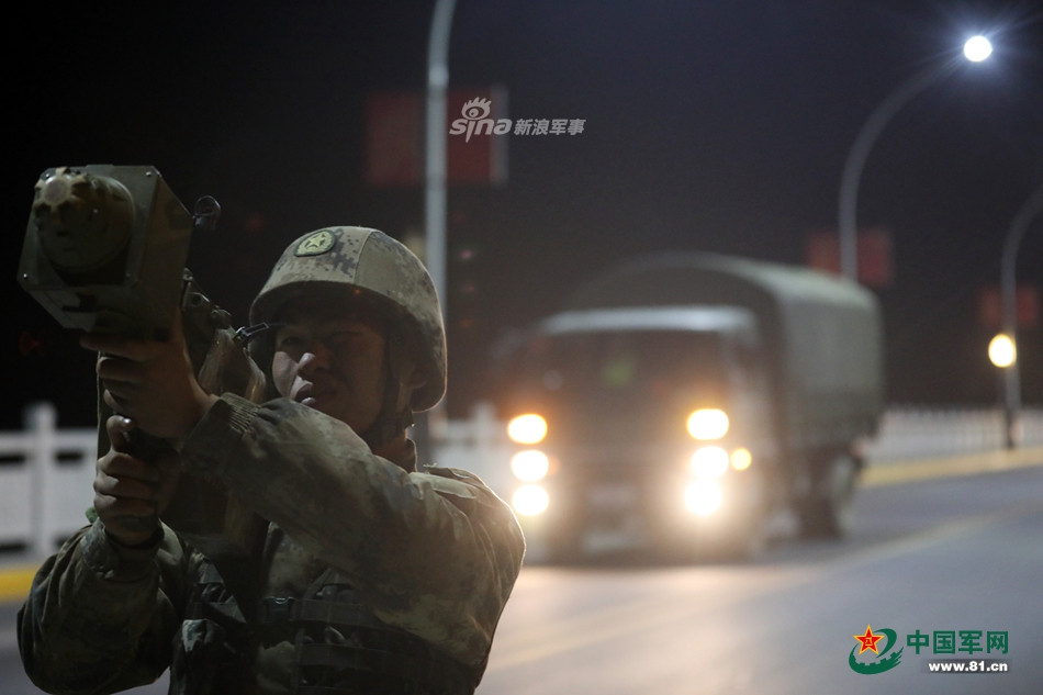 Trong quá trình di chuyển, các tình huống bị không quân đối phương đánh chặn cũng được lên kinh bản, đòi hỏi các đơn vị phòng không phải tiến hành đánh chặn, giữ thông đường. Nguồn ảnh: 81.CN.