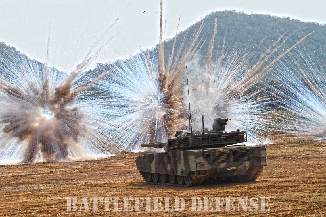 VT4 có trọng lượng 52 tấn, chiều dài đạt 10,10 mét, rộng 3,4 mét và có kíp chiến đấu ba người. Loại xe tăng này được trang bị một khẩu pháo nòng trơn cỡ nòng 125mm. Nguồn ảnh: Battlefield Defense.