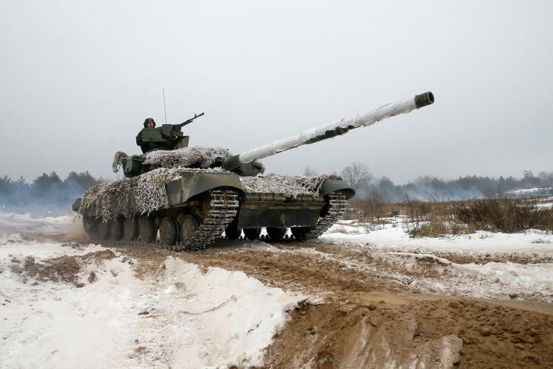 Xe tăng T-72 của Lục quân Ukraine tham gia cuộc tập trận. Nguồn ảnh: Reuters.