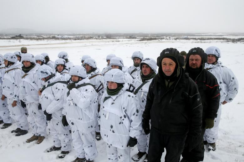 Bộ binh tùng thiết cùng lính tăng thiết giáp Ukraine trong cuộc tập trận tại Honcharivske. Nguồn ảnh: Reuters.