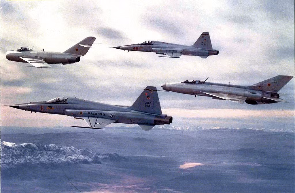 Tới năm 1966, những cánh én bạc MiG-21 của Trung đoàn 921 thậm chí còn hạ được 14 chiếc F-105 mà không phải chịu bất cứ một tổn thất gì - một trong những lý do khiến cho F-105 sớm bị rút khỏi nhiệm vụ tiêm kích, chuyển sang chuyên đánh cường kích. Nguồn ảnh: Flickr.