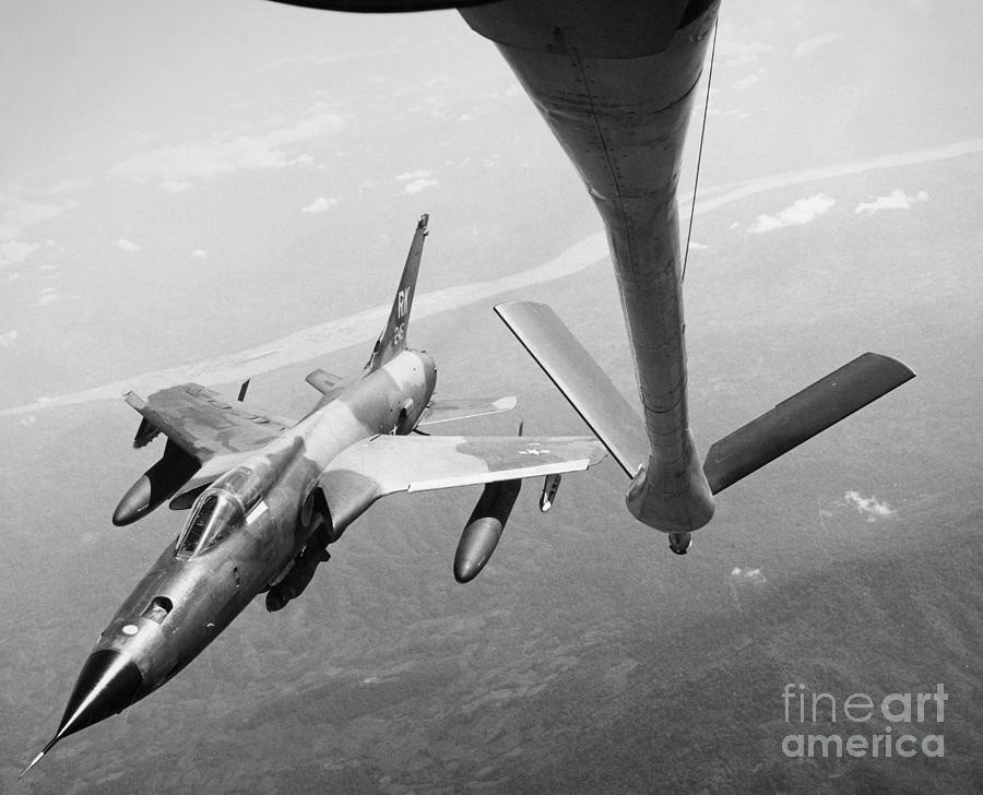 Vào thời điểm đầu tiên xuất hiện trong Chiến tranh Việt Nam năm 1964, chiếc F-105 của Không quân Mỹ đã tỏ ra áp đảo loại tiêm kích MiG-17 của Không quân Nhân dân Việt Nam thời điểm bấy giờ. Nguồn ảnh: Fineart.