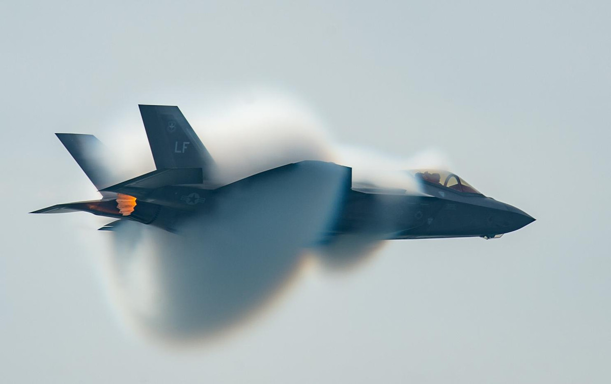 Điều này có nghĩa là nhiều khả năng, F-35 của Không quân Mỹ dù được quảng cáo là bứt phá về công nghệ như chiếc F-105 trước kia thì thực tế khi phải đối đầu với một đội quân thiện chiến với lực lượng Không quân trình độ cao thì nhiều khả năng F-35 cũng sẽ không tạo ra mấy khác biệt trong các cuộc hỗn chiến trên không. Nguồn ảnh: Warisboring.