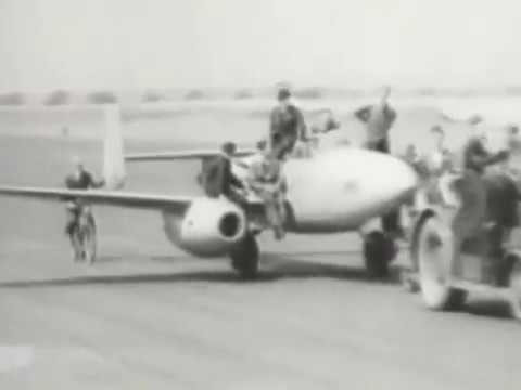 Trước khi ghế phóng thoát hiểm ra đời, phi công phải cởi dây an toàn, mở buồng lái và tự trèo ra khỏi phi cơ mỗi khi máy bay bị bắn hạ. Phi công thậm chí còn phải tự mở dù khi rơi. Nguồn ảnh: Photoarchive.