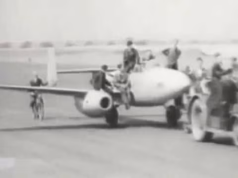 Trước khi ghế phóng thoát hiểm ra đời, phi công phải cởi dây an toàn, mở buồng lái và tự trèo ra khỏi phi cơ mỗi khi máy bay bị bắn hạ. Phi công thậm chí còn phải tự mở dù khi rơi. Nguồn ảnh: Photoarchive.