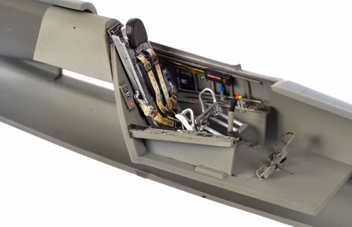 Cận cảnh mô hình thu nhỏ mô phỏng ghế phóng thoát hiểm trên chiếc He 280. Hệ thống ghế phóng trên He 280 sau này còn được Không quân Đức tích hợp lên gần như mọi loại chiến đấu cơ của nước này, kể cả chiến đấu cơ sử dụng động cơ cánh quạt. Nguồn ảnh: Photoarchive.