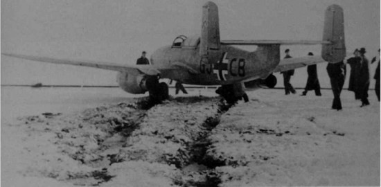 Ban đầu, kiểu thiết kế này nhận được khá nhiều chỉ trích do nhiều người tin rằng phi công sẽ khó có thể sống sót khi bị bắn ra khỏi máy bay theo hướng ngược chiều với chiều rơi của phi cơ - dẫn đến việc phi công bị thương nặng hoặc tử vong ngay lập tức do lực G ép lên người quá lớn. Nguồn ảnh: Photoarchive.