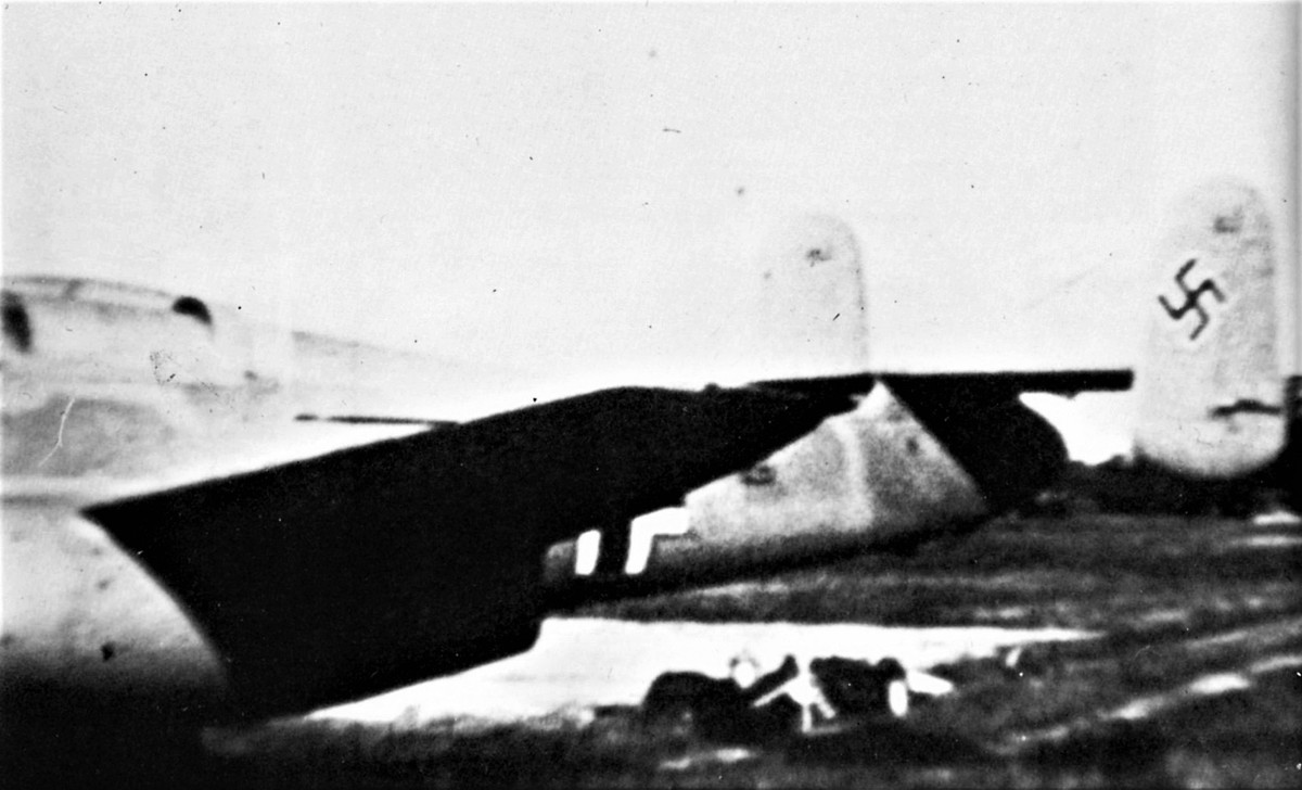 Phiên bản thử nghiệm của tiêm kích He 280 đầu tiên chính thức hoàn thiện vào mùa hè năm 1940. Tuy nhiên do nhiều rào cản công nghệ đương thời, phiên bản này có hệ thống động cơ không đáng tin cậy và cực kỳ khó điều khiển. Nguồn ảnh: Photoarchive.