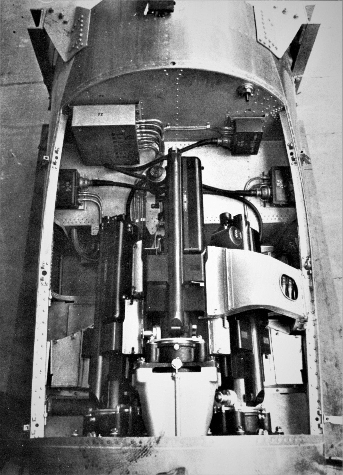 Tổ hợp hoả lực của He 280 với 3 khẩu pháo 20mm - đây là loại hoả lực tốt bậc nhất mà người ta có thể mang lên máy bay trong Chiến tranh Thế giới thứ hai khi các khẩu pháo 37mm và 40mm có phần chậm chạm và dễ gặp sự cố khi sử dụng. Nguồn ảnh: Photoarchive.