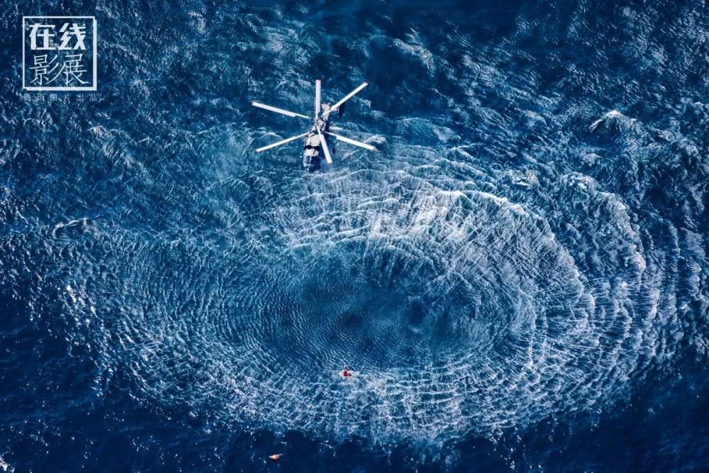 Không quân Hải quân Trung Quốc sử dụng trực thăng tiếp cận người bị nạn trên biển thực hiện công tác cứu hộ trong một cuộc diễn tập. Nguồn ảnh: QQ.
