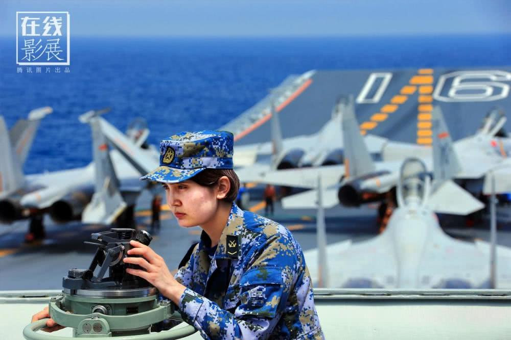 Một bóng hồng hiếm hoi trên tàu sân bay Liêu Ninh, Trung Quốc. Nguồn ảnh: QQ.