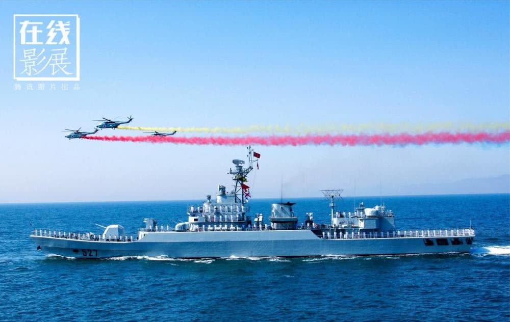 Tàu chiến Trung Quốc cùng các trực thăng vận tải của nước này thực hiện màn biểu diễn cực kỳ hoành tráng tại biển Hoàng Hải. Nguồn ảnh: QQ.
