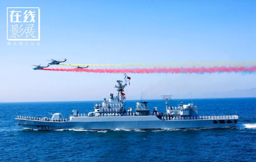 Tàu chiến Trung Quốc cùng các trực thăng vận tải của nước này thực hiện màn biểu diễn cực kỳ hoành tráng tại biển Hoàng Hải. Nguồn ảnh: QQ.