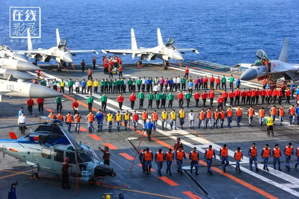 Giống với trên tàu sân bay Mỹ, thuỷ thủ trên tàu sân bay Trung Quốc cũng xếp hàng di chuyển dọc sàn tàu để tìm kiếm mọi vật lạ trên đường băng trước mỗi khi thực hành cất - hạ cánh. Nguồn ảnh: QQ.