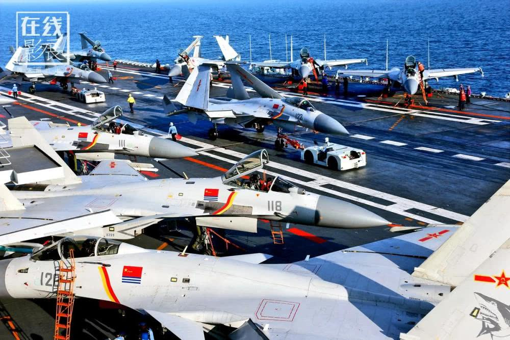 Dàn máy bay chiến đấu J-15 trên boong tàu sân bay Liêu Ninh được xếp cực kỳ ngay ngắn. Nguồn ảnh: QQ.