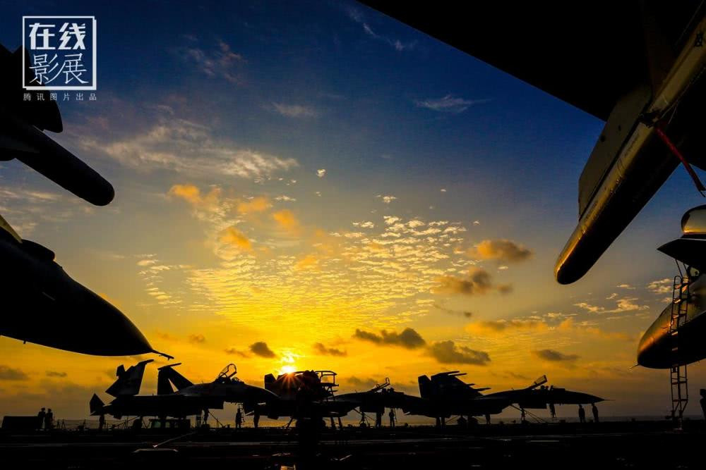 Bình minh trên boong tàu sân bay Liêu Ninh với các máy bay chiến đấu J-15. Nguồn ảnh: QQ.