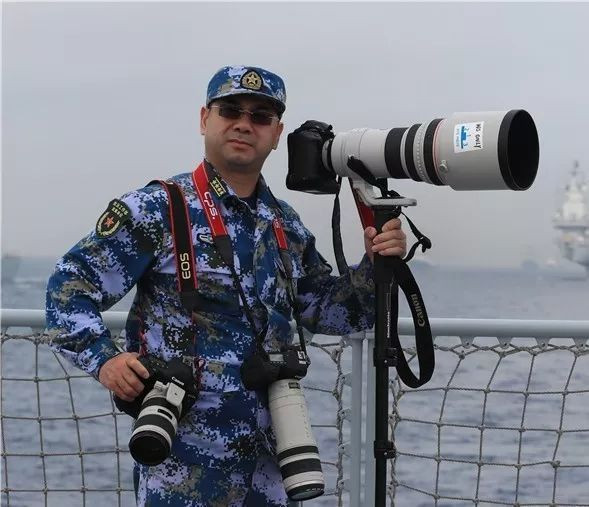 Trương Lôi - tác giả của những loạt ảnh đẹp mê hồn lột tả độ gai góc của quân đội Trung Quốc sinh tháng 7/1970, tốt nghiệp khoa Báo chí của Đại học Chính trị Nam Kinh, hiện đang công tác tại Báo Quân đội Giải phóng Nhân dân Trung Quốc. Nguồn ảnh: QQ.