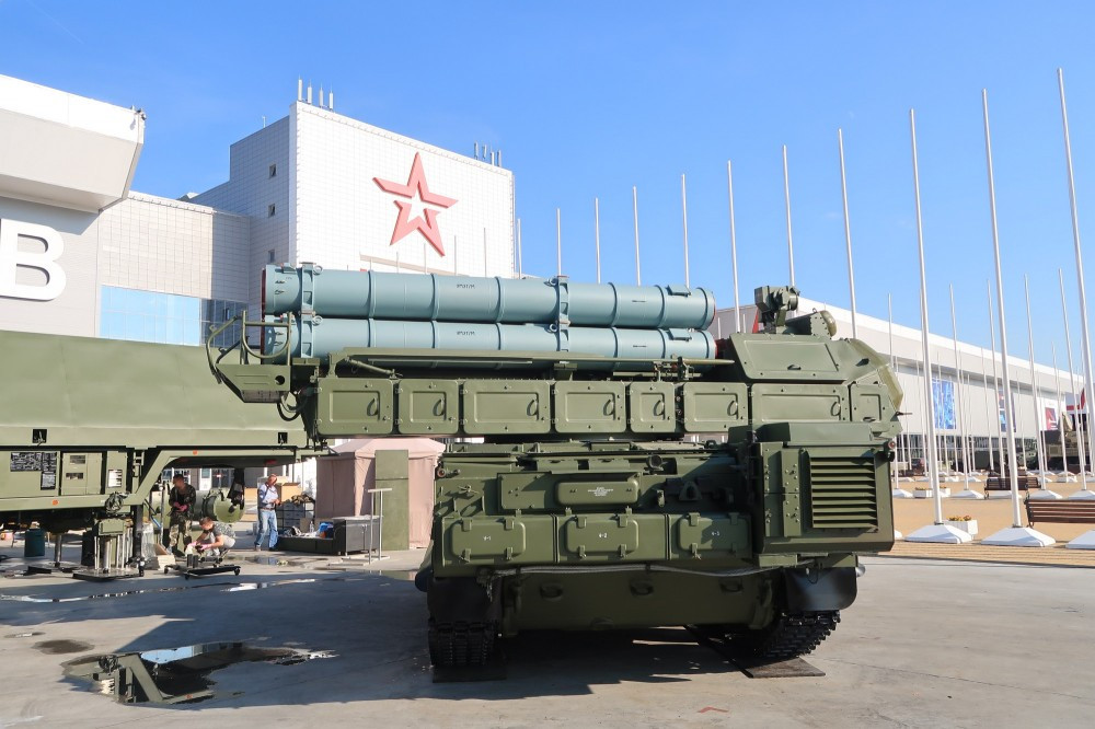 Theo nhiều nguồn tin từ Nga, tổ hợp này đã được gia nhập biên chế quân đội Nga từ cuối năm 2015. Điều này cũng đúng với lời tuyên bố về việc Buk-M3 đã hoạt động trong biên chế quân đội Nga hồi đầu năm 2016 mà Bộ trưởng Quốc phòng nước này đưa ra. Nguồn ảnh: Abiation.