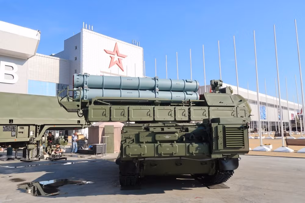 Theo nhiều nguồn tin từ Nga, tổ hợp này đã được gia nhập biên chế quân đội Nga từ cuối năm 2015. Điều này cũng đúng với lời tuyên bố về việc Buk-M3 đã hoạt động trong biên chế quân đội Nga hồi đầu năm 2016 mà Bộ trưởng Quốc phòng nước này đưa ra. Nguồn ảnh: Abiation.