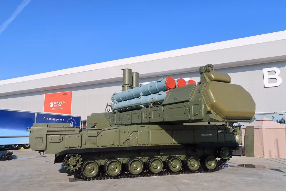 Ở phiên bản cơ bản nhất, tổ hợp Viking sử dụng hệ thống kết hợp giữa trạm điều khiển 9S510ME kèm theo tối đa 6 radar 9S36ME, 6 xe kéo 9A317ME cùng với 12 xe phóng 9A316 và 9M317ME. Nguồn ảnh: Abiation.