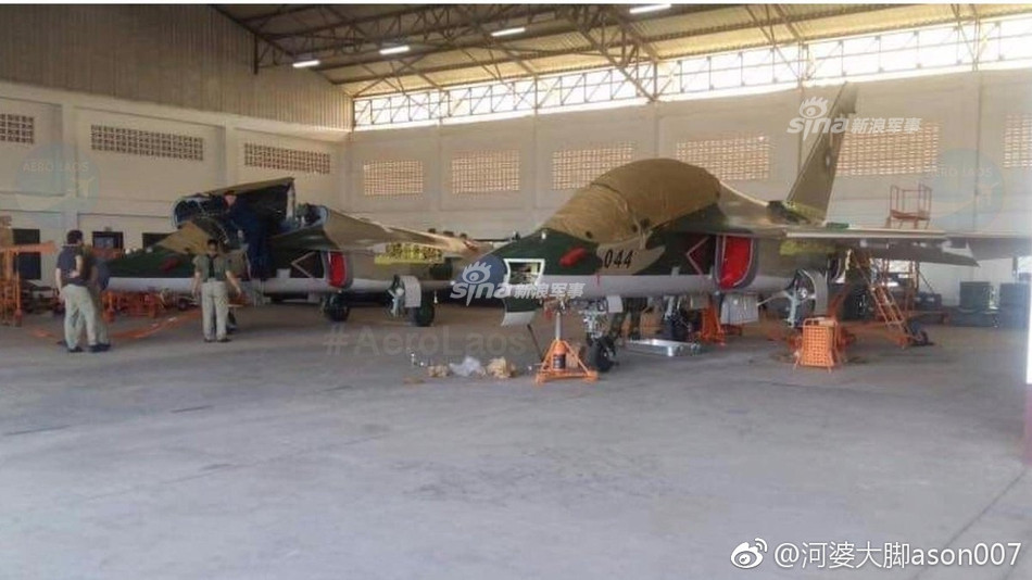 Dựa trên những hình ảnh mới nhất thì trong đợt tiếp nhận Yak-130 vừa qua, Nga đã chuyển giao cho Lào đồng thời hai chiếc Yak-130 thay vì một như nhiều nguồn tin trước đó đã đưa tin. Những chiếc máy bay này mang số hiệu lần lượt là 044 và 046, điều này cũng tạo ra nghi vấn rằng rất có thể Không quân Lào có trong tay nhiều hơn hai chiếc Yak-130. Nguồn ảnh: Sina.