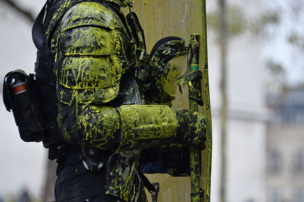 Thậm chí người biểu tình còn sử dụng sơn để... nhuộm vàng cảnh sát chống bạo động Paris. Nguồn ảnh: TA.