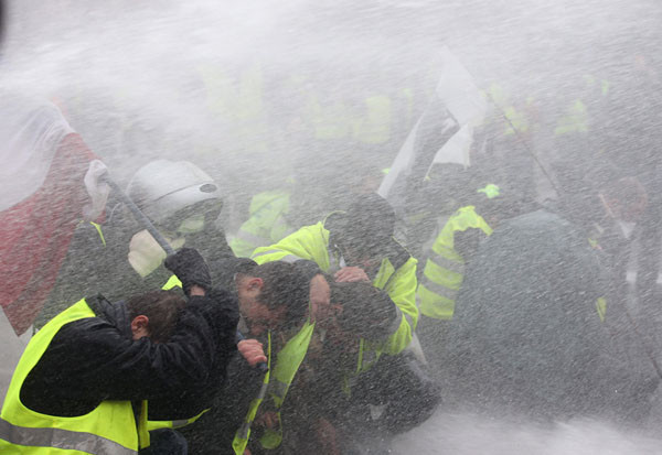 Cảnh sát chống bạo động Paris chỉ được phép sử dụng vòi rồng và hơi cay để giải tán đám đông. Tới tận thời điểm hiện tại các loại vũ khí này vẫn tỏ ra bất lực trước sự quyết tâm của đoàn người áo vàng. Nguồn ảnh: TA.