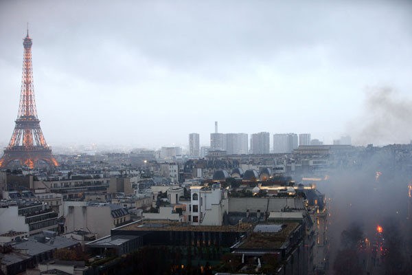 Paris hoa lệ chìm trong khói lửa không khác gì khung cảnh của ngày tận thế. Nguồn ảnh: TA.