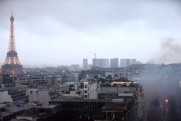 Paris hoa lệ chìm trong khói lửa không khác gì khung cảnh của ngày tận thế. Nguồn ảnh: TA.