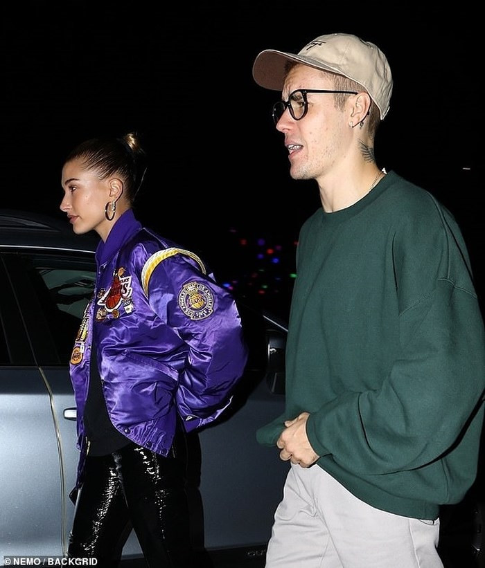 Đôi vợ chồng mới cưới ăn vận đơn giản khi xuống phố.