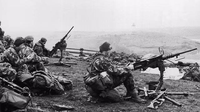 Trước khi cuộc chiến tranh có phần khá oái oăm này xảy ra, Argentina đã mua của Pháp tổng cộng 5 tên lửa chống hạm hiện đại nhất thời bấy giờ loại tên lửa Exocet để có thể đủ "đồ nghề" đối phó với hải quân Anh. Nguồn ảnh: Telegraph.