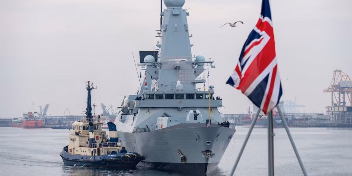 Hải quân Hoàng gia Anh vừa đăng tải đoạn video được thuỷ thủ trênchiến hạm HMS Duncan ghi lại tại Biển Đen vào cuối tuần vừa rồi. Theo đó, tàu HMS Duncan đã bị các chiến đấu cơ của Nga "dọa dẫm" khi đang di chuyển trên vùng biển này. Nguồn ảnh: BI.