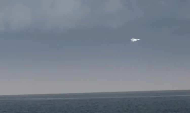 Trong đoạn Video có thể thấy, các chiến đấu cơ của Nga tiếp cận sát vào tàu chiến HMS Duncan. Các phi công Nga thậm chí còn vui tính, sử dụng tiếng nổ âm thanh (sonic boom) để gây lên những âm thanh náo loạn trên đầu HMS Duncan. Nguồn ảnh: BI.