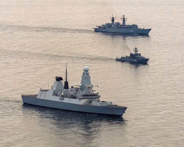 Trong lúc khu trục hạm HMS Duncan có mặt tại đây, Không quân Nga vẫn đang quần thảo khắp bầu trời quanh eo biển Kerch - một hoạt động thường ngày của Không quân Nga kể từ khi có vụ va chạm với các tàu Ukraine trong khu vực này. Ngay lập tức, một loạt chiến đấu cơ Nga chuyển hướng và xông thẳng tới vị trí của HMS Duncan. Nguồn ảnh: Pinterest.