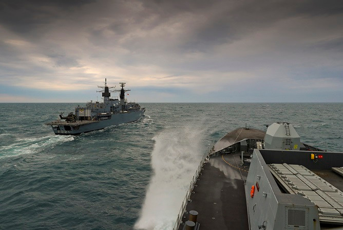 Phía Anh đã đếm được tổng cộng 17 chiến đấu cơ Nga các loại bay vọt qua đầu tàu chiến HMS Duncan. Anh khẳng định, các chiến đấu cơ Nga không hề phát ra tính hiệu thông báo hay cảnh báo gì mà chỉ đơn giản là lượn qua tàu của Anh, thậm chí còn thực hiện cả động tác... bổ nhào. Nguồn ảnh: UKRN.