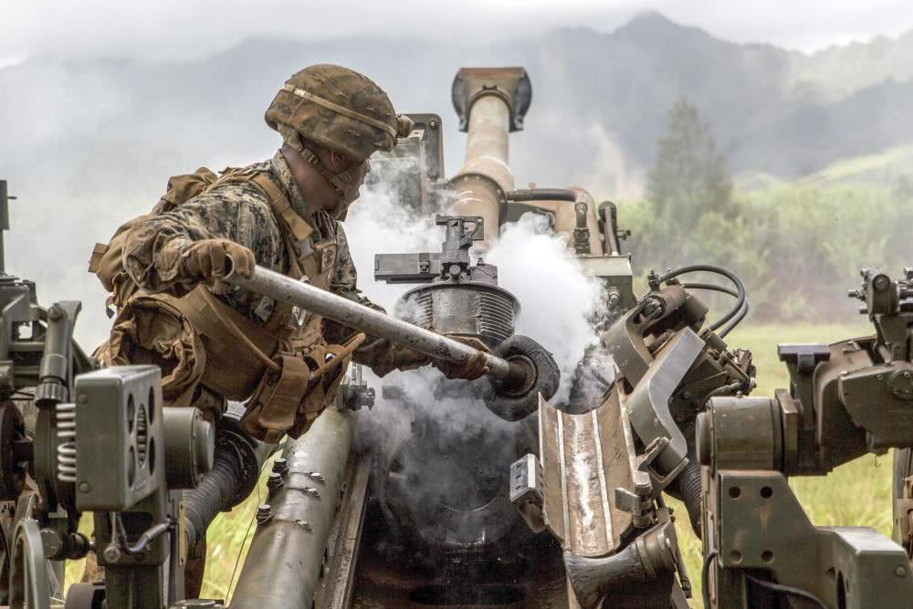 Cụ thể, với loại đạn M107 thông thường pháo M777 đạt tầm bắn tối đa 24 km. Khi sử dụng loại đạn ERFB (base bleed) tầm bắn của pháo có thể lên tới 30 km và tối đa khi sử dụng đạn tăng tầm là 40 km. Nguồn ảnh: QQ.