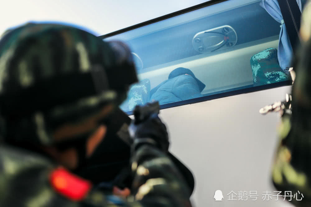 Hai hàng ghế của xe buýt nghiễm nhiên sẽ biến con tin thành lá chắn sống cho đối tượng khủng bố. Nguồn ảnh: QQ.