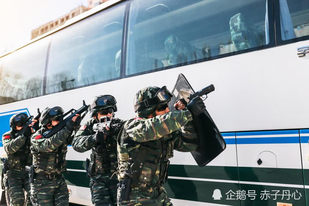 Giải cứu con tin trên xe buýt là một nhiệm vụ cực kỳ khó khăn, rất dễ dẫn đến thương vong cho dân thường do môi trường tác chiến quá hẹp. Nguồn ảnh: QQ.