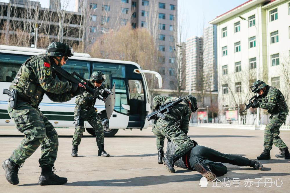 Một trong những cách an toàn nhất là dụ kẻ khủng bố ra ngoài và trấn áp ở bên ngoài xe buýt, cách xa con tin để tránh các thương vong ngoài ý muốn. Nguồn ảnh: QQ.