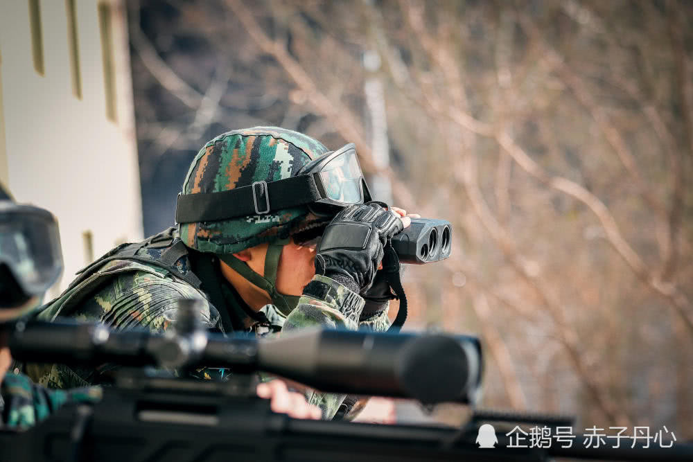 Lực lượng bắn tỉa từ các khu vực cao tầng xung quanh để có thể xác định được vị trí chính xác của khủng bố bên trong xe buýt. Nguồn ảnh: QQ.