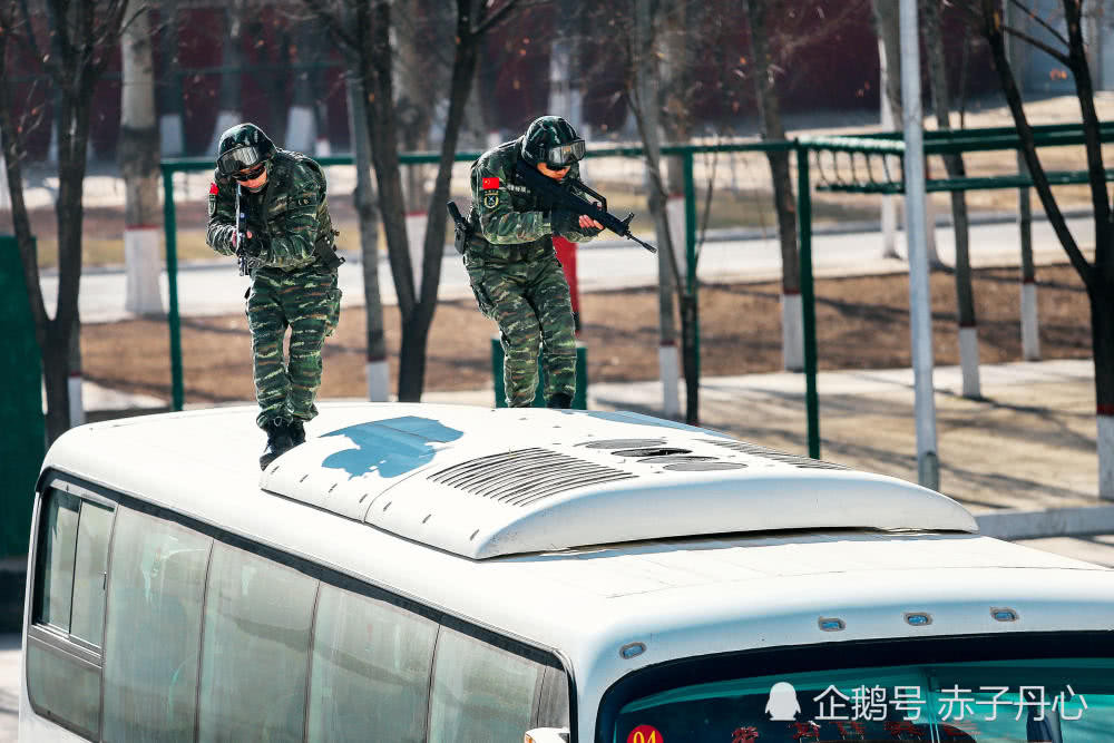 Tấn công từ phía trên nóc xe là một trong những lựa chọn thông minh nhưng cũng cực kỳ nguy hiểm vì lúc này các nhân viên đặc nhiệm sẽ không thể thấy được tình hình bên trong xe. Nguồn ảnh: QQ.