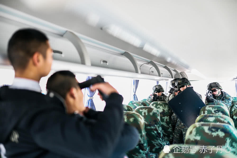 Đối tượng bắt cóc con tin giả định trên xe buýt. Có thể nhận thấy môi trường tác chiến rất chật hẹp với duy nhất một hành lang lối đi khiến lực lượng cảnh sát đặc nhiệm cũng không có nhiều không gian để triển khai lực lượng. Nguồn ảnh: QQ.