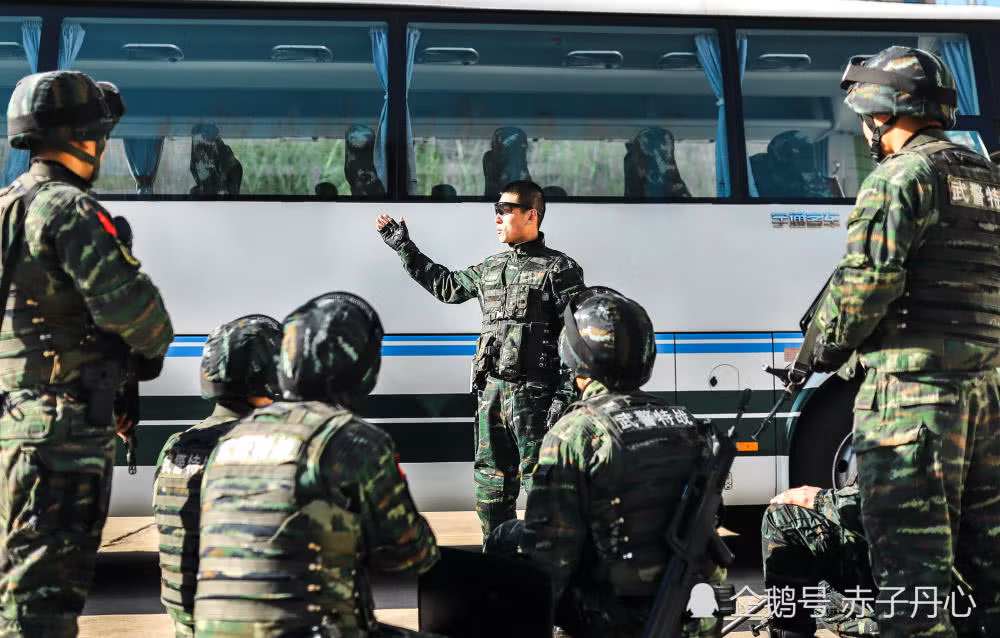 Chỉ huy lực lượng Vũ cảnh thành phố Lữ Lương truyền đạt kinh nghiệm cho các đồng nghiệp sau cuộc tập trận. Nguồn ảnh: QQ.