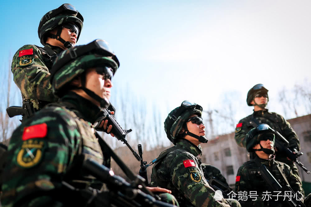 Lực lượng Vũ cảnh Trung Quốc với trang bị súng trường tấn công QBZ-95 giống với quân đội nước này. Nguồn ảnh: QQ.