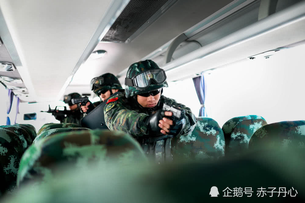 Sau khi trấn áp được kẻ khủng bố, lực lượng Vũ cảnh Trung Quốc sẽ phải lục soát xe để tìm đồng phạm của đối tượng còn trốn lẫn trong con tin hoặc các loại vật liệu nổ nếu có. Nguồn ảnh: QQ.