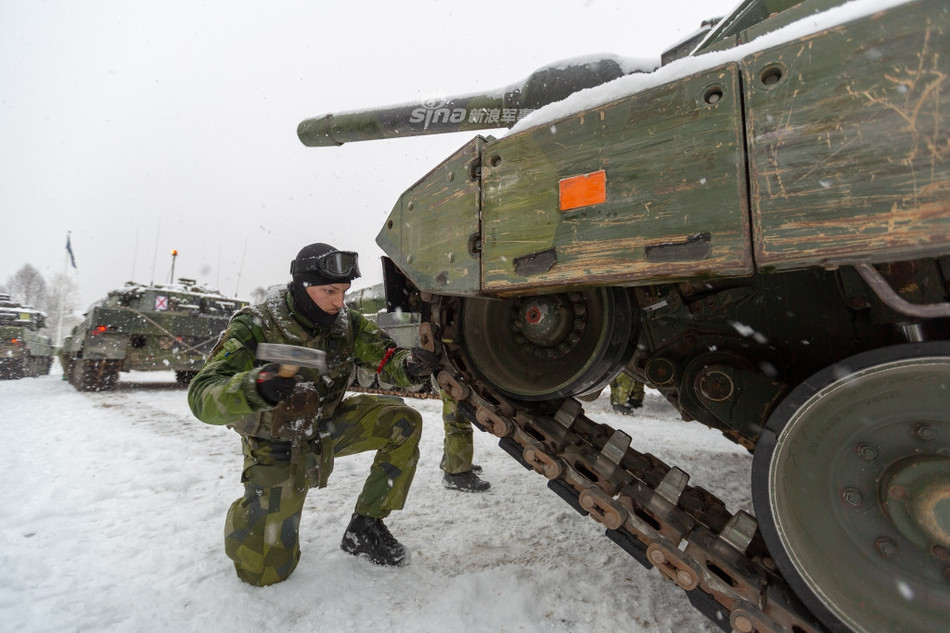 Lính tăng thiết giáp Thuỵ Điển xử lý sự cố với xích xe tăng Stridsvagn 122 trong cuộc tập trận diễn ra tuần vừa rồi dưới cái lạnh -10 độ C. Nguồn ảnh: Sina.