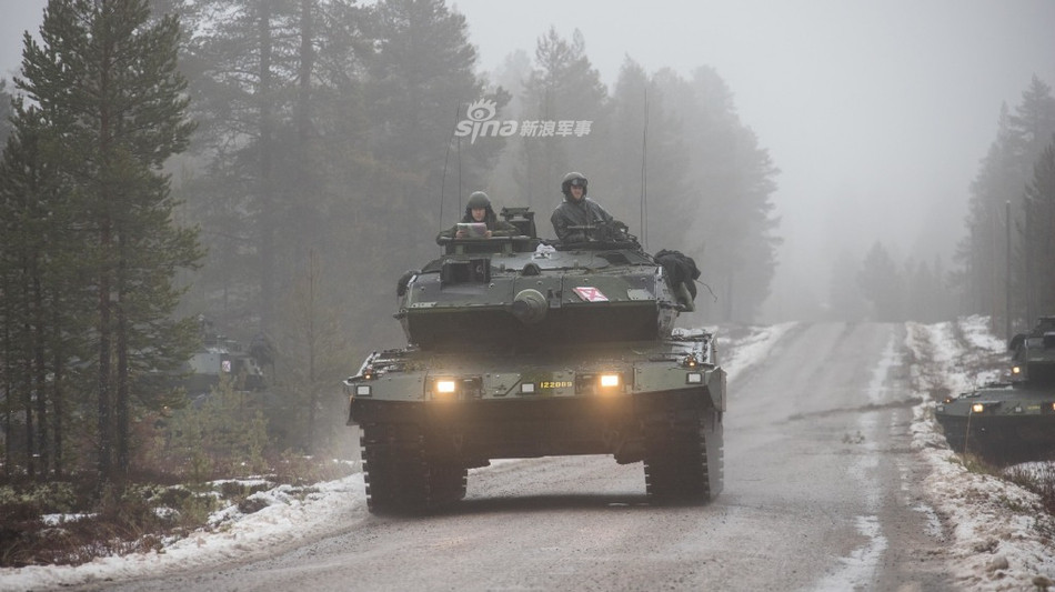 Thực tế thì tới phiên bản Stridsvagn 122, Lục quân Thuỵ Điển lại xây dựng loại xe tăng chủ lực chiến trường này dựa trên thiết kế của Leopard 2 do Đức sản xuất. Tổng cộng trong biên chế của Thuỵ Điển có khoảng 120 xe tăng Stridsvagn 122 - Leopard 2 này. Nguồn ảnh: Sina.